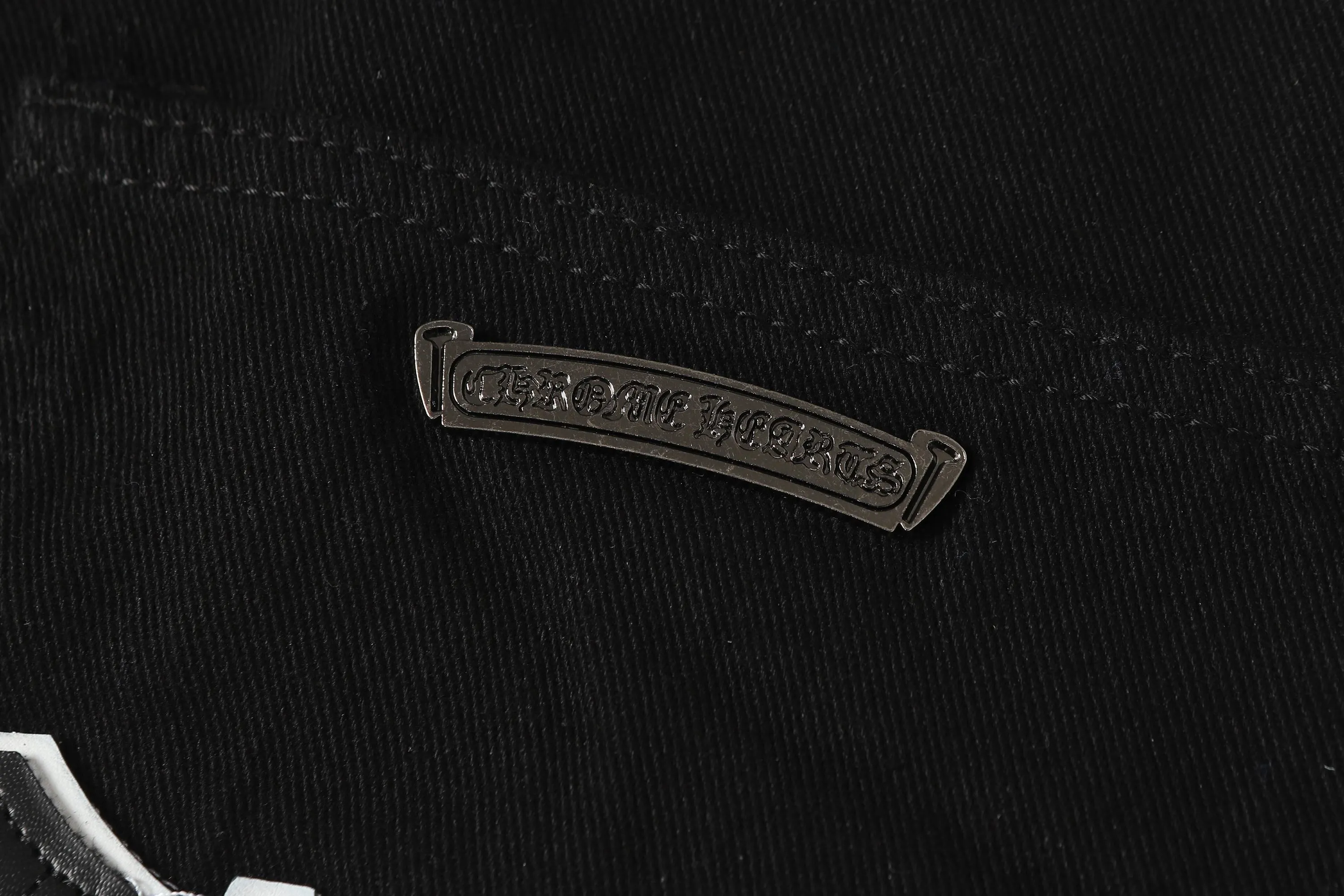P256 Actual photo [High quality] Code: LH008 Color: Picture color Size: S to XXXL -Chrome Hearts/Chrome Hearts Classic colored leather cross washed color cloth unisex denim trousers -Vibe style straight stacked god-level version -Carbon fine bias denim color cloth -A complete set of vintage vintage hardware - Chrome Hearts high version uses high ounce custom fabrics, enzyme washing and soft color fixation, soft and thick to wear The details are all produced by pure hand polishing and craftsmanship. All-over jacquard fabrics have unique design styles. Multiple processes create a full retro feel. Niche unique non-colliding shirts. Customized old spray-painted buttons. Every detail is crafted with craftsmanship. Size Pants length Waist Hips Unit cm S 98 68 100 M 99 72 104 L 100 76 108 XL 101 80 112 XXL 102 84 116 XXXL 103 88 120
